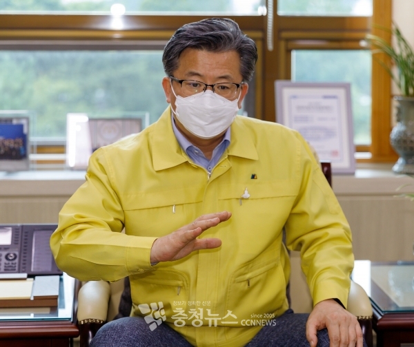 정용래 유성구청장, 충청뉴스 인터뷰 모습. /조민영 기자