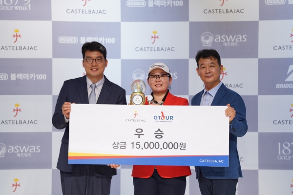 열린 ‘2020 까스텔바작 GTOUR 위너스컵 1차 결선대회’ 시상식에서 (왼쪽부터) 골프존 손장순 상무와 우승자 정선아, 까스텔바작 김희범 상무가 기념사진을 촬영하고 있다.