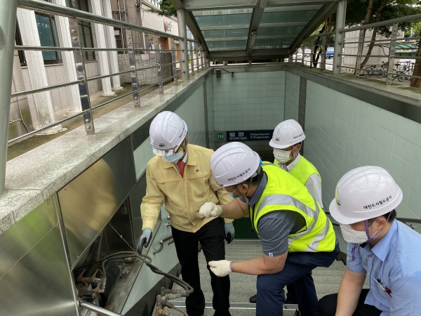 대전도시철도공사 간부 직원들이 집중호우에 대비해 배수펌프 상태를 점검하고 있다.