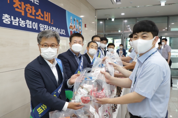 ‘지역경제 살리기 앞장! 착한소비로 농업인과 함께!’하는 농산물 꾸러미 나눔 행사