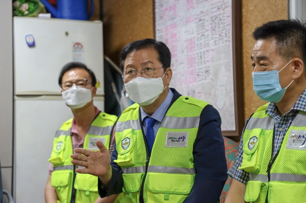 장종태 서구청장은 27일 둔산2동 주민자율방범대 방범초소를 방문하여 시설 점검 및 방범 활동의 애로사항을 청취했다.