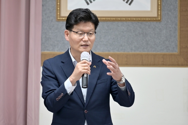 중학동 마을발전 토론회에서 회의를 진행하고 있는 김정섭 시장