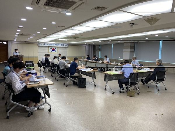 제1회 공공건축심의회의를 진행하고 있다.