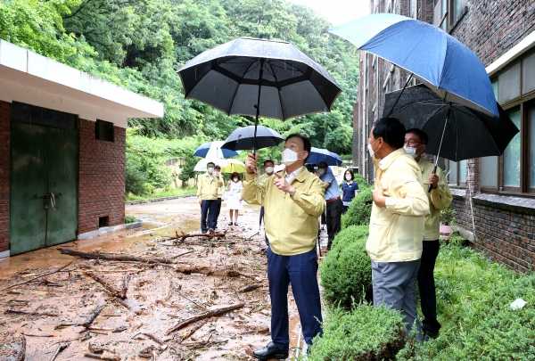 대룡초를 찾아 폭우피해 점검에 나선 설동호 교육감