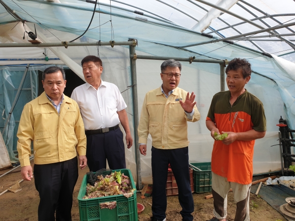 길정섭 본부장은 최명로 농협논산시지부장, 임덕순 상원농협조합장 등과 농작물 침수피해 현장에서 농업인들과 피해현황을 점검하고 복구 방안을 협의했다.