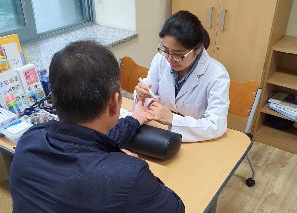 채혈 모습(헬스케어)