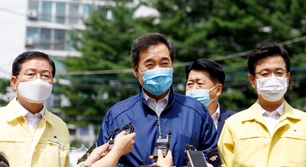 더불어민주당 이낙연(가운데) 의원이 30일 대전 서구 정림동 수해 아파트를 방문해 취재진 질문에 답변하고 있다. / 조민영 기자