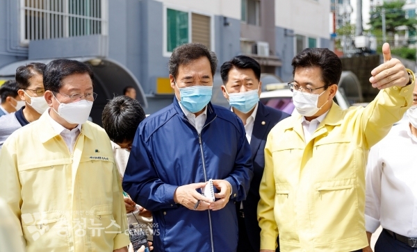 더불어민주당 이낙연(가운데) 의원이 허태정(오른쪽) 대전시장과 장종태(왼쪽) 서구청장으로부터 피해 상황을 듣고 있다. / 충청뉴스 조민영 기자