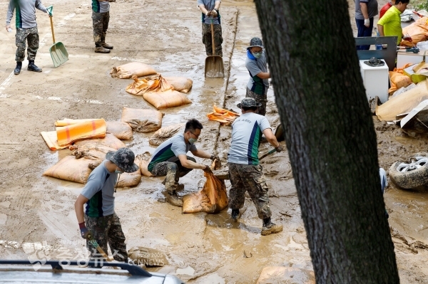 대민 지원에 나온 군인들이 대전 서구 정림동 수해 아파트에서 포대자루에 흙을 퍼담고 있다. / 충청뉴스 조민영 기자