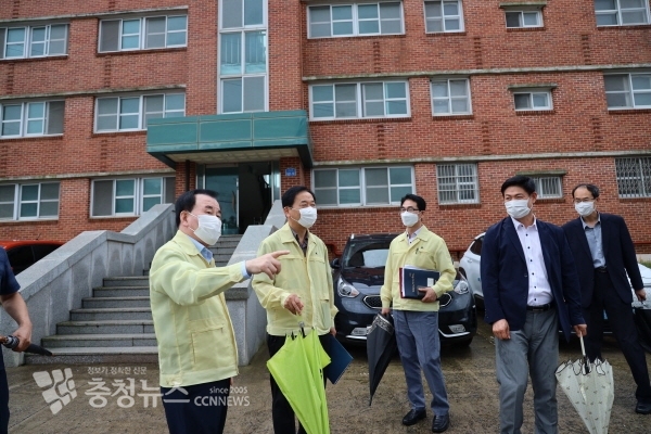 김지철 교육감이 태안 안면도 교직원 관사 안전점검을 실시하고 있다.