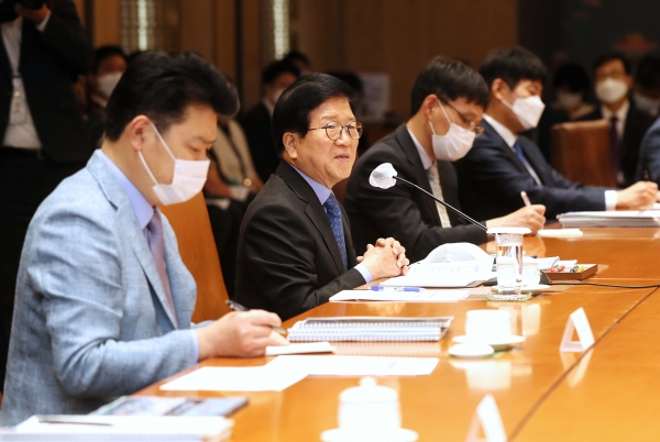 박병석 국회의장은 31일 국회 접견실에서 의장 취임 후 처음으로 국회 소속기관으로부터 업무보고를 받았다.