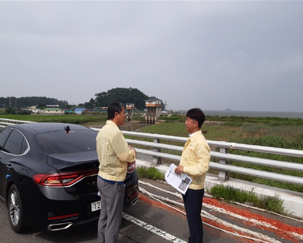 이교식 서천부군수, 장항 옥남 방조제 점검