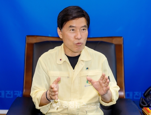 황인호 대전 동구청장, 충청뉴스 인터뷰 모습. /조민영 기자