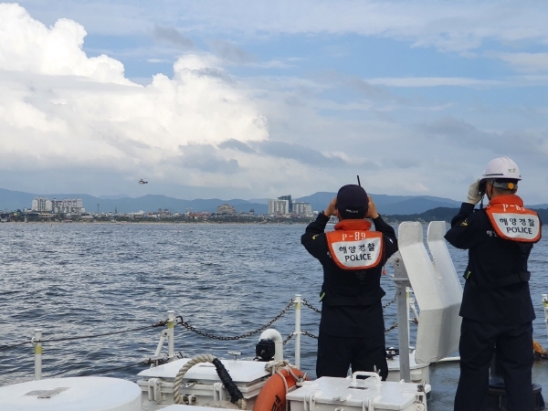 보령해경이 대천해수욕장 익수자를 수색중인 모습