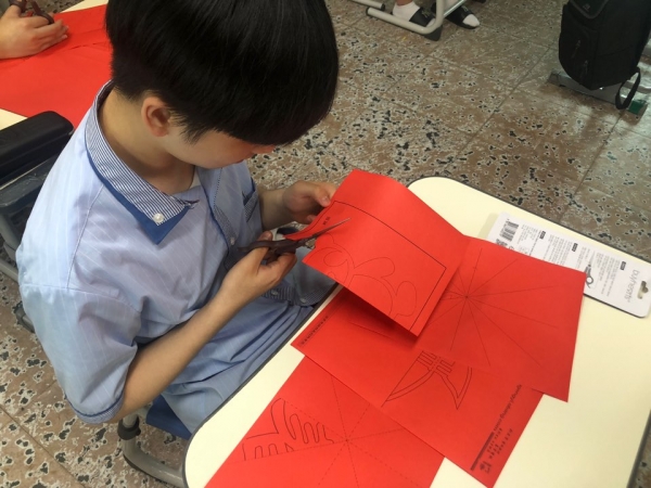 논산고 학생이 건축공학전공 종이로 건물 구조물 만들기 온라인 체험실습에 참여하고 있다