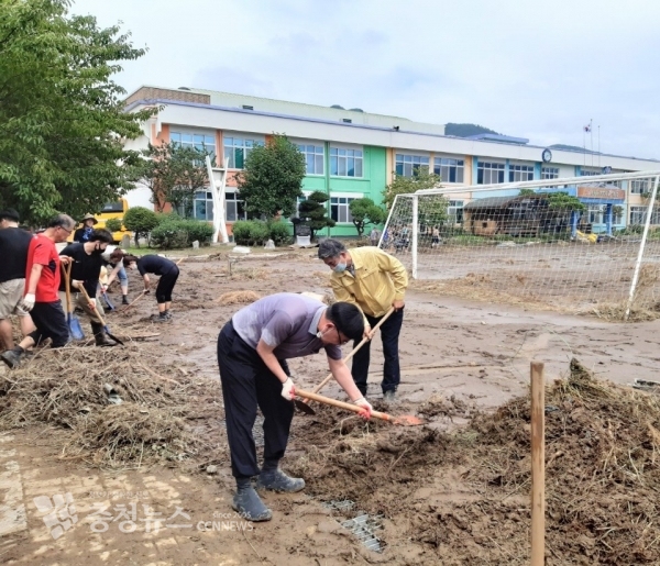 아산송남초 수해현장 방문한 조철기 의원