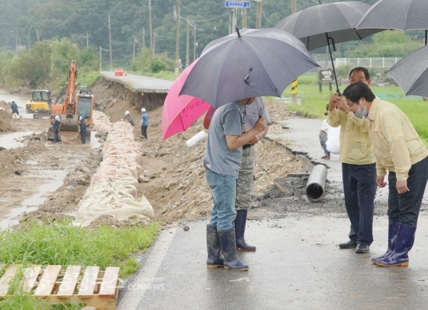 송악면 동화3리 도로유실 응급복구 현장을 찾은 오세현 아산시장