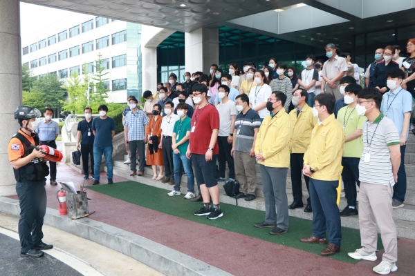 국가수리과학연구소 직원들이 소화기 사용법을 배우고 있다.