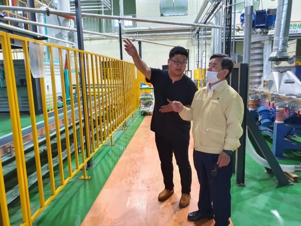 일광폴리머의 피해 상황을 청취하는 노박래 서천군수