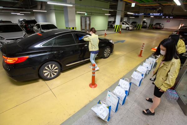 드라이브스루 통한 코로나19 대비 9월 개교학교 방역물품 지원 모습