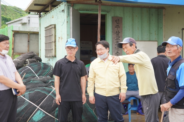 오세현 아산시장이 인주 삽교호 내수면어업계 어민과 소방대원 등과 수색작업 현황에 대한 의견을 나누고 있다
