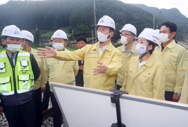 김상균 이사장(오른쪽 4번째) 및 국토교통부 김현미 장관(오른쪽 3번째)이 12일(수) 충북선 삼탄역 인근 철도 수해복구 현장을 점검하고 있다.