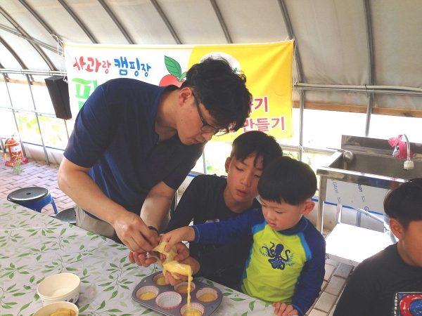 사과랑관광농원에서 가족들이 사과머핀만들기 체험활동 모습