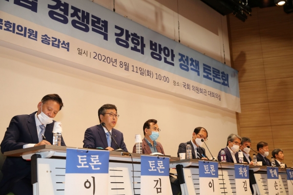 지난 11일 송갑석 국회의원(더불어민주당) 주최로 열린 ‘가스터빈산업 경쟁력 강화방안 모색 정책토론회’에서 김영남 한국서부발전 건설처장이 발표를 하고 있다.