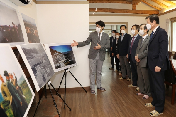 교직원들은 인돈 박사가 과거에 생활했던 한남대 선교사촌(대전시 지정문화재)의 인돈하우스를 방문해 그의 자취를 살펴보며 창학 이념을 되새겼다.
