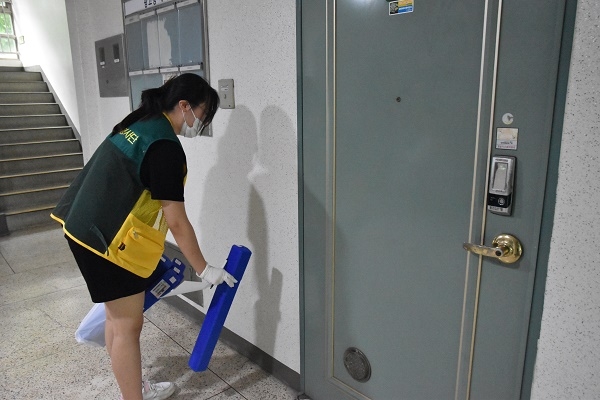 (사)대전광역시중구자원봉사센터 주관으로 청소년 자원봉사자를 모집해 총 55세대 현관 앞에 태극기를 직접 전달하며 태극기달기 캠페인을 펼쳤다.