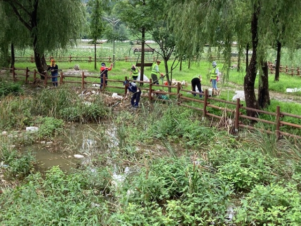 천안시 관계자들이 천호지공원 환경정비를 하고 있다.