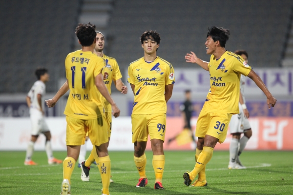 충남아산축구단 경기 모습