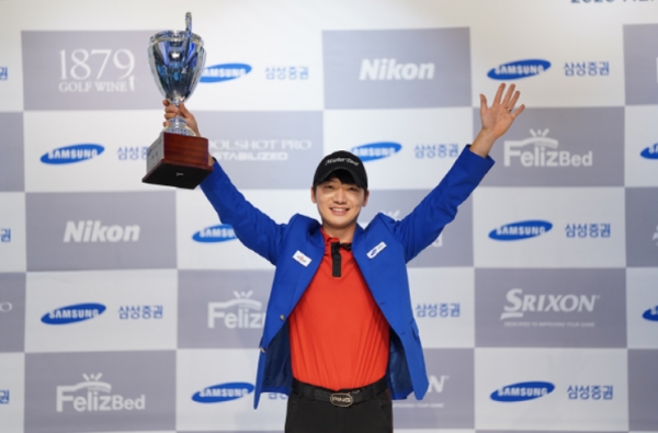 지난 15일(토) 대전 골프존 조이마루 전용 경기장에서 열린 ‘2020 삼성증권 GTOUR 남자대회 4차' 결선 시상식에서 우승자 최민욱이 우승 기념 포즈를 취하고 있다