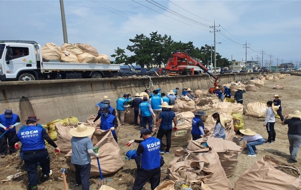 수거한 쓰레기를 서천군이 자체 보유한 해양쓰레기 청소장비를 이용해 집하장으로 운반하기 위해 상차하고 있다