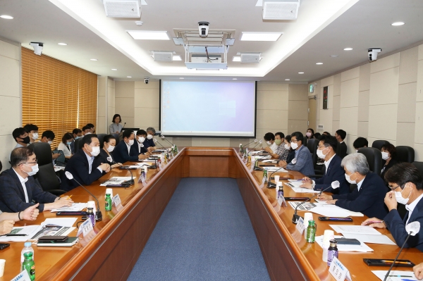 18일 대학본부 회의실에서 공주시와 함께 지역사회 발전과 상생협력을 위한 ‘2020년 공주시-공주대 상생협력 정책간담회’ 개최