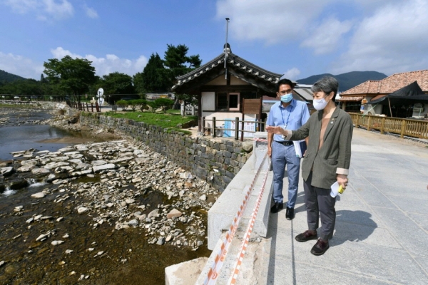 문화재청장이 아산 외암마을 반석교 위에서 수해를 확인하고 있다. (앞쪽부터) 문화재청장, 문화유산과장