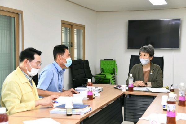 문화재청장이 문화유산과 회의실에서 피해상황 및 복구계획을 청취하고 있다. (왼쪽부터) 평생학습문화센터장, 문화유산과장, 문화재청장