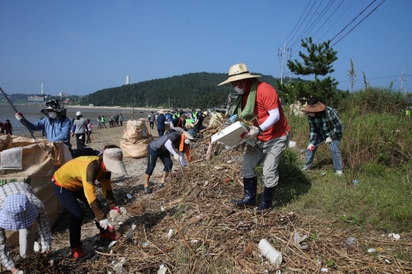 서천군, 민·관 합동 해양쓰레기 수거 15개 기관·단체 696명 참여… 해양쓰레기 70톤 수거