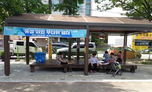 무더위 쉼터로 지정된 창리어린이공원(구암동 588-9)에서 주민들이 더위를 피해 담소를 나누고 있다