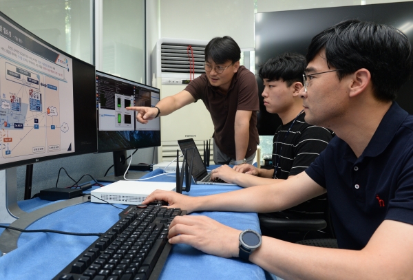 ETRI 연구진들이 5G 엣지 보안 취약점을 검증하기 위해 테스트베드를 점검하고 있다.