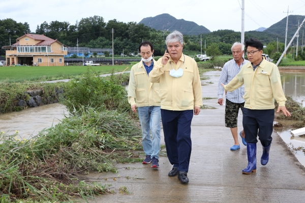 문정우 금산군수가 지난 용담댐의 급격한 방류로 인한 금산지역의 침수피해 지역을 현장점검하고 있는 모습