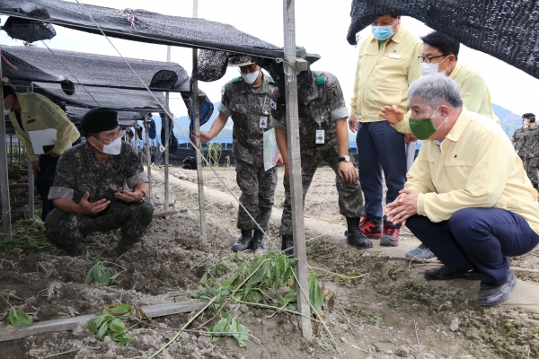 문정우 금산군수가 지난 용담댐의 급격한 방류로 인한 금산지역의 침수피해 지역을 현장점검하고 있는 모습