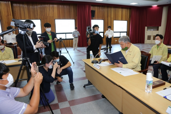 ​지난 18일 영동군청에서 ‘용담댐 방류 피해 4군(충남 금산군, 충북 옥천·영동군, 전북 무주군) 범대책위원회’ 출범식 문정우 군수 입장문 발표 모습