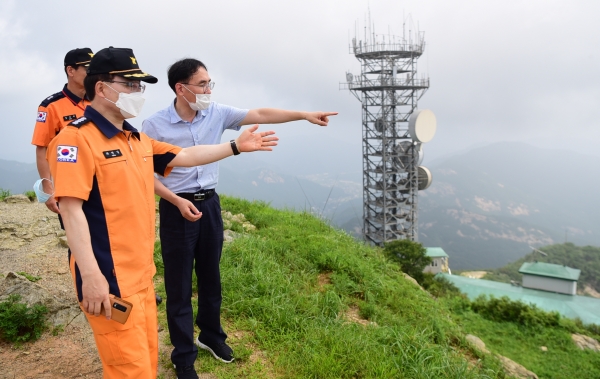 최장일(왼쪽) 계룡소방서장이 21일 KBS송신소 현장을 방문했다.
