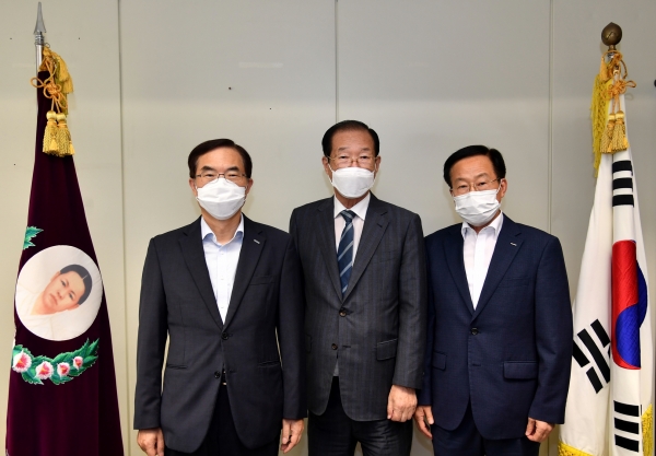 한국조폐공사는 유관순 열사 순국 100주기를 맞아 출시한 추념메달 판매 수익금 일부를 21일 유관순열사기념사업회에 기탁했다. (사진 왼쪽부터 조폐공사 조용만 사장, 유관순열사기념사업회 류정우 회장, 풍산화동양행 이제철 사장)