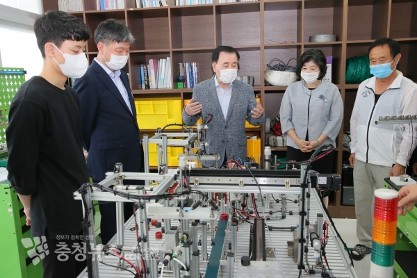 공주마이스터고등학교에서 기능경기대회 참가 학생 격려하는 김지철 교육감