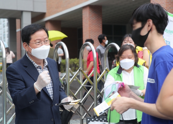 장종태 서구청장은 지난 22일 대전탄방중학교 정문에서 2020년 제2회 검정고시 응시자들을 격려했다.