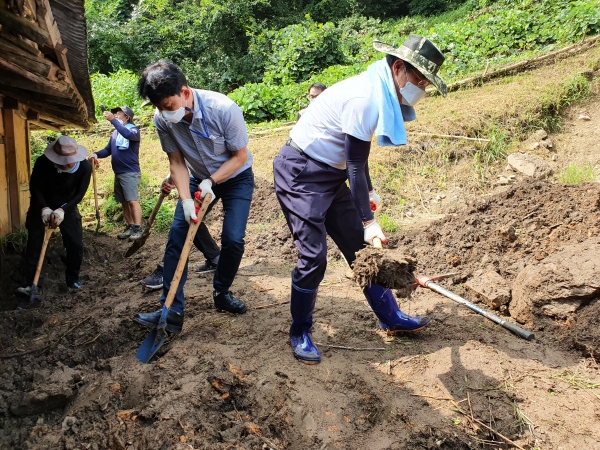 경찰수사연수원 직원들이 수해피해 복구 봉사활동 모습