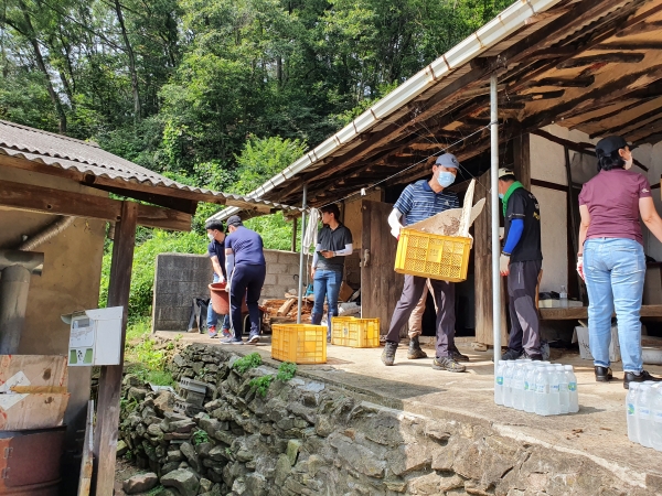 경찰수사연수원 직원들이 수해피해 복구 봉사활동 모습