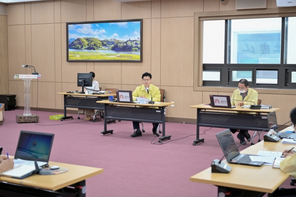 공주시 코로나19 대책회의를 주재하고 있는 김정섭 시장
